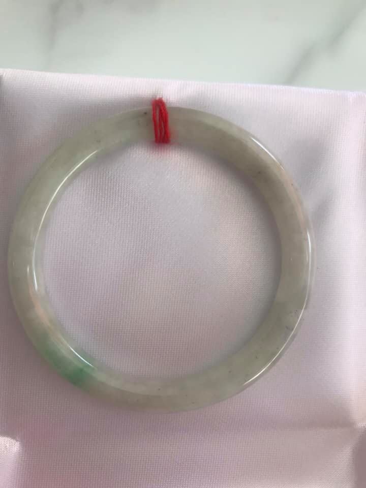 Vòng cẩm thạch tự nhiên TRA 49mm x cọng tròn 7mm Màu trắng bông bóng 1 vân xanh lý tươi rất đẹp Nữ 45kg - 51kg ạ