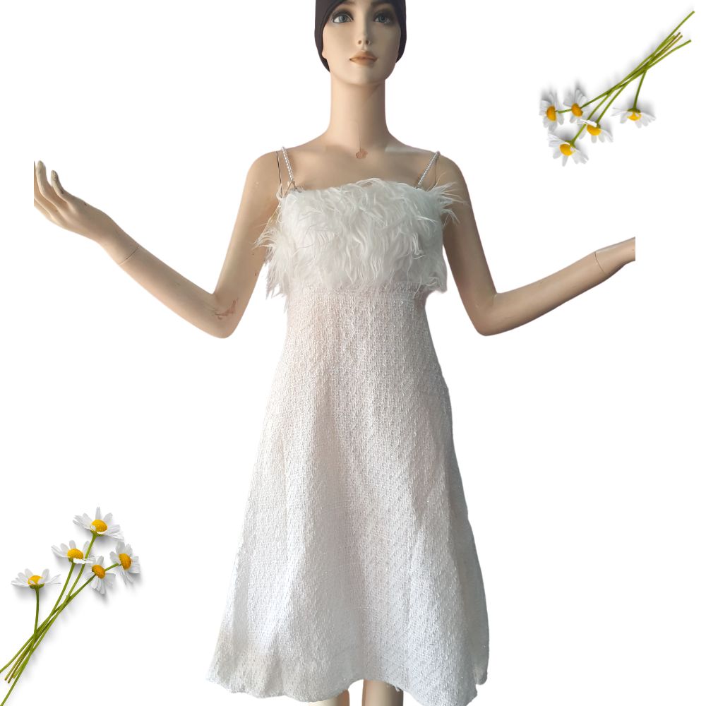 Đầm Xòe 2 Dây Phối Lông Đi Tiệc kiểu dáng xòe nhẹ nhàng nữ tính,phối lông ở ngực kèm dây hạt làm điểm nhấn. Tạo nên chiếc đầm phong cách thời trang trẻ trung,ngọt ngào nữ tính mà ko kém phần quyến rũ và sang chảnh. Màu sắc và kiểu dáng ko kén da lun ạ