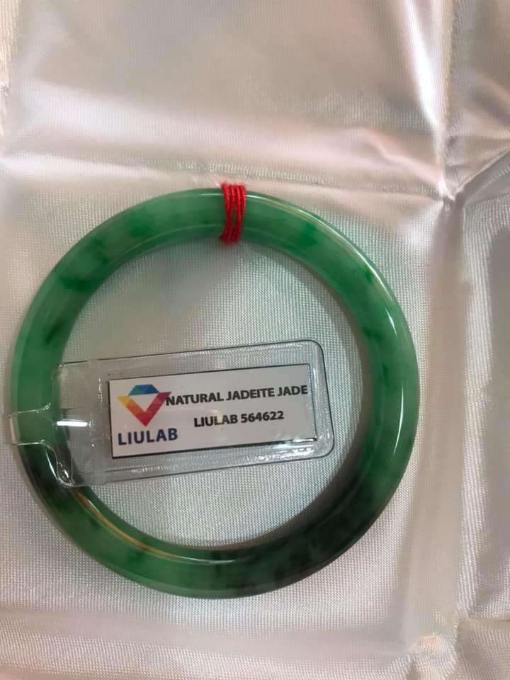 VÒNG CẨM THẠCH TỰ NHIÊN LÝ SƠN THỦY ĐẸP A SAO 48MM x DẦY 7MM  ĐÃ KIỂM ĐỊNH KÈM GIẤY CHỨNG NHẬN LIULAB No 564622  MÀU XANH NGỌC ĐIỂM XANH ĐẬM 1 BÊN BÓNG ĐẸP NỮ 40KG-49KG ĐEO