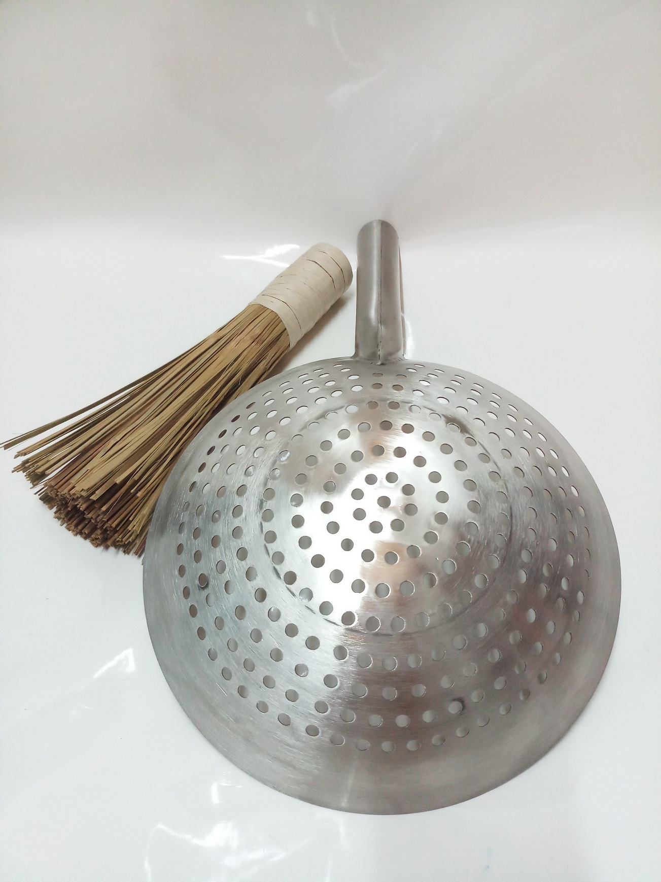 COMBO 1 VỢT LỔ INOX CÁN INOX VỚT XƯƠNG,RAU CỦ VỚT ĐỒ CHIÊN+ 1 CHỔI TRE CỌ RỬA CHẢO.