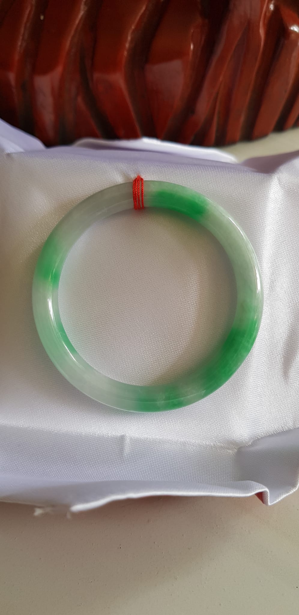 Vòng Cẩm Thạch tự nhiên mới TR LÝ  IC 49mm x cọng 7mm Vòng màu trắng xanh lý tươi đẹp nữ tay nhỏ 40kg - 49kg đeo rẻ đẹp ạ