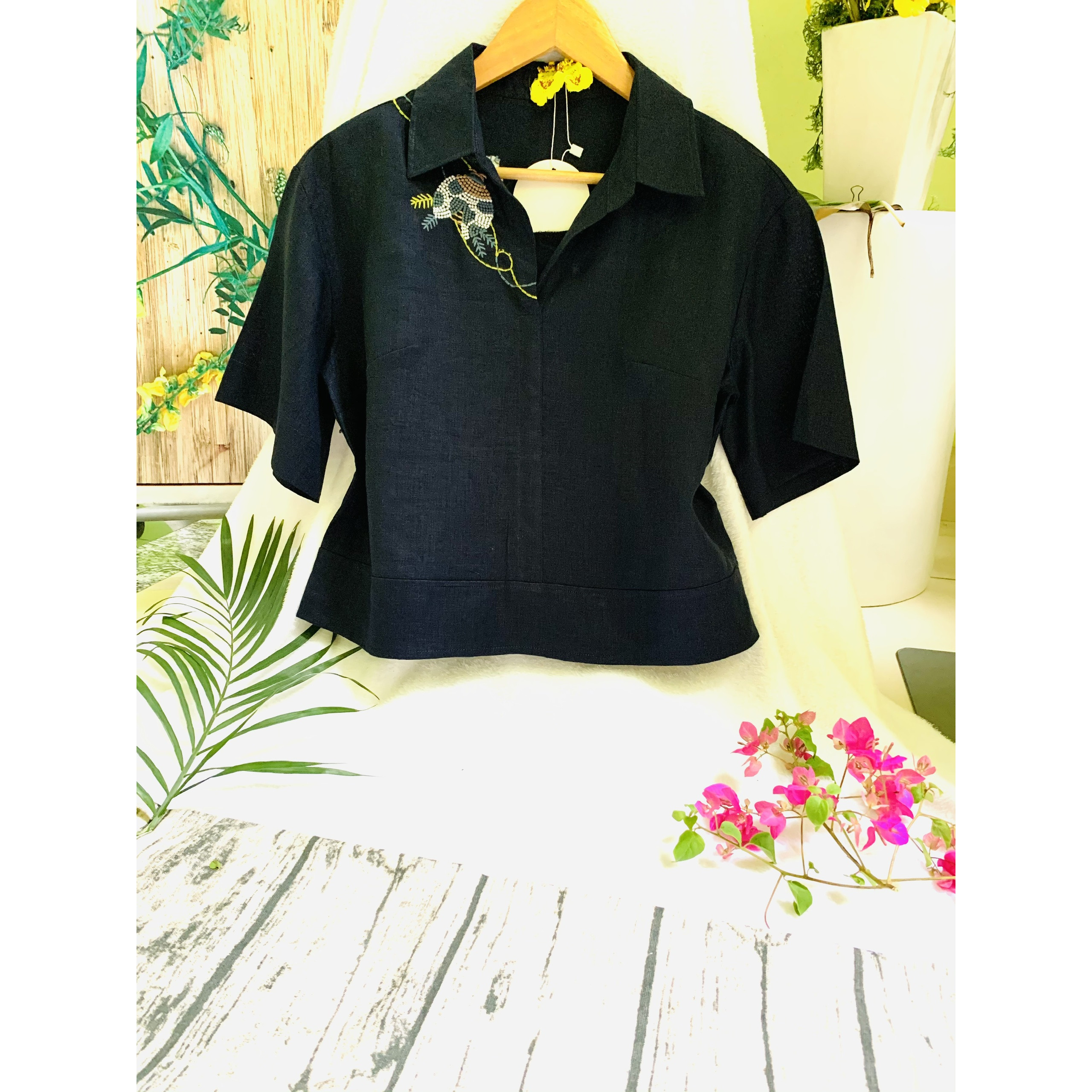Áo linen sơ mi kiểu thêu bọ xinh xắn