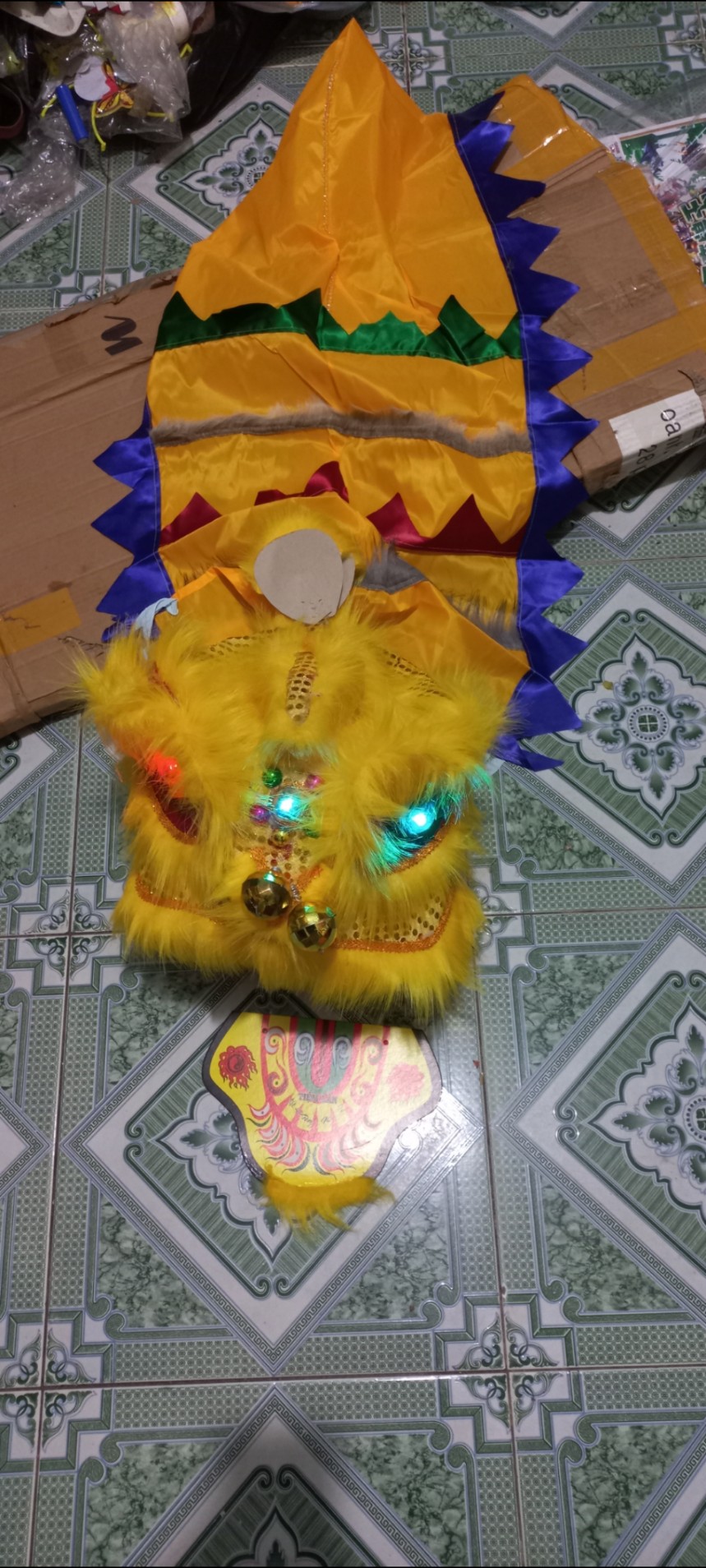 Đồ chơi đầu lân chớp đèn kèm đuôi cho bé từ 4 tuổi