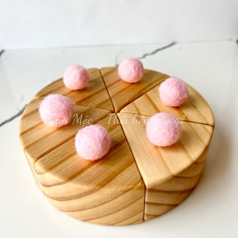 Bánh sinh nhật kem dâu bằng gỗ