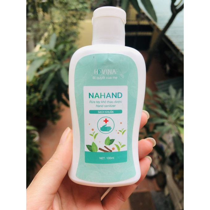 Nước rửa tay dạng gel khô Nahand Hevina chai vuông nhỏ gọn