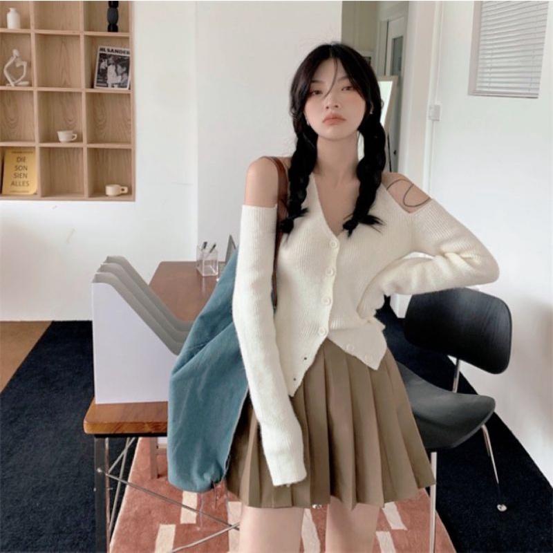 ÁO CỔ YẾM TRẮNG VÀ CHÂN VÁY XẾP LY