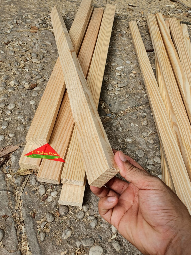 Thanh gỗ thông vuông 2x4cm, dài 80cm bào láng 4 mặt đẹp dùng làm khung sườn, làm xương, trang trí