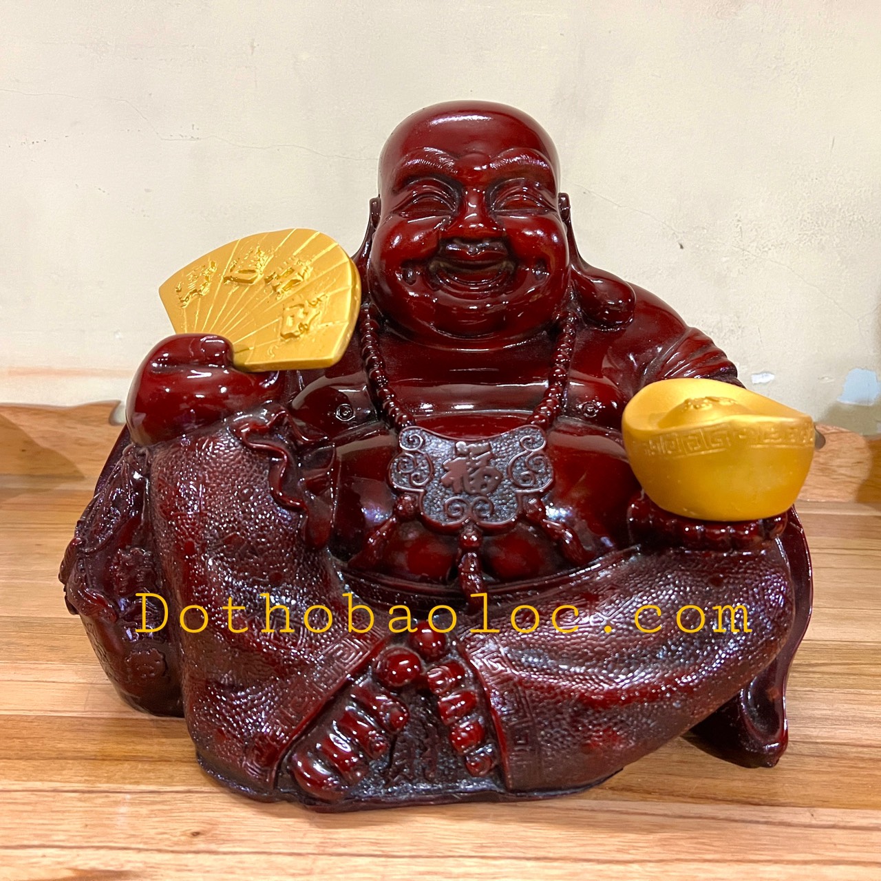 Tượng Di Lặc bột đá màu gỗ tay cầm quạt và thỏi vàng cao 27cm
