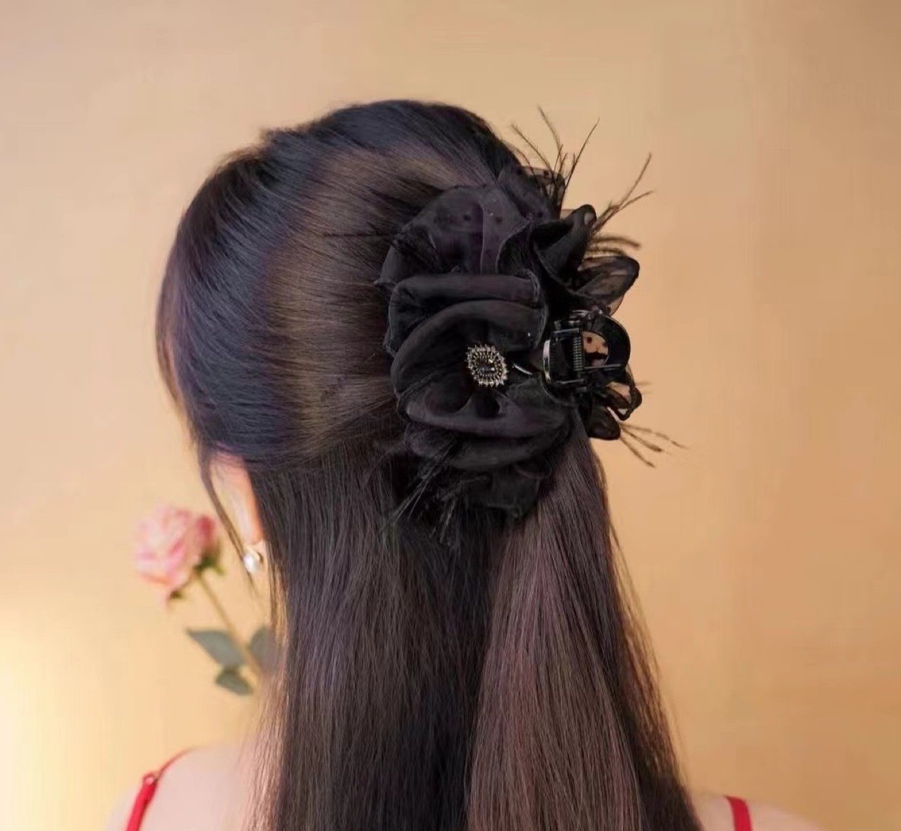 Kẹp tóc sau cỡ lớn nơ đen lông vũ đính charm sang trọng