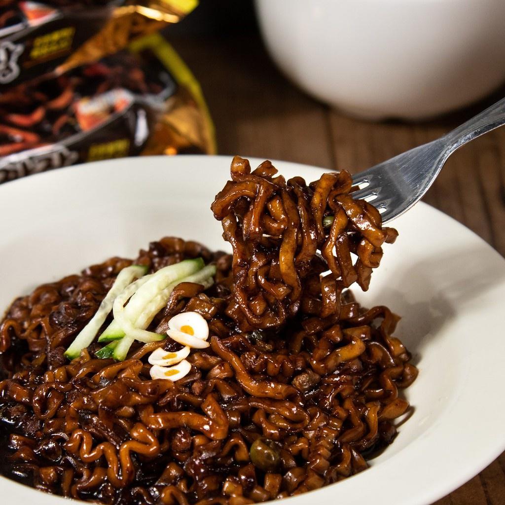 Mì trộn xốt tương đen Jin Jjajang Ramen Ottogi gói 135g 135g)
