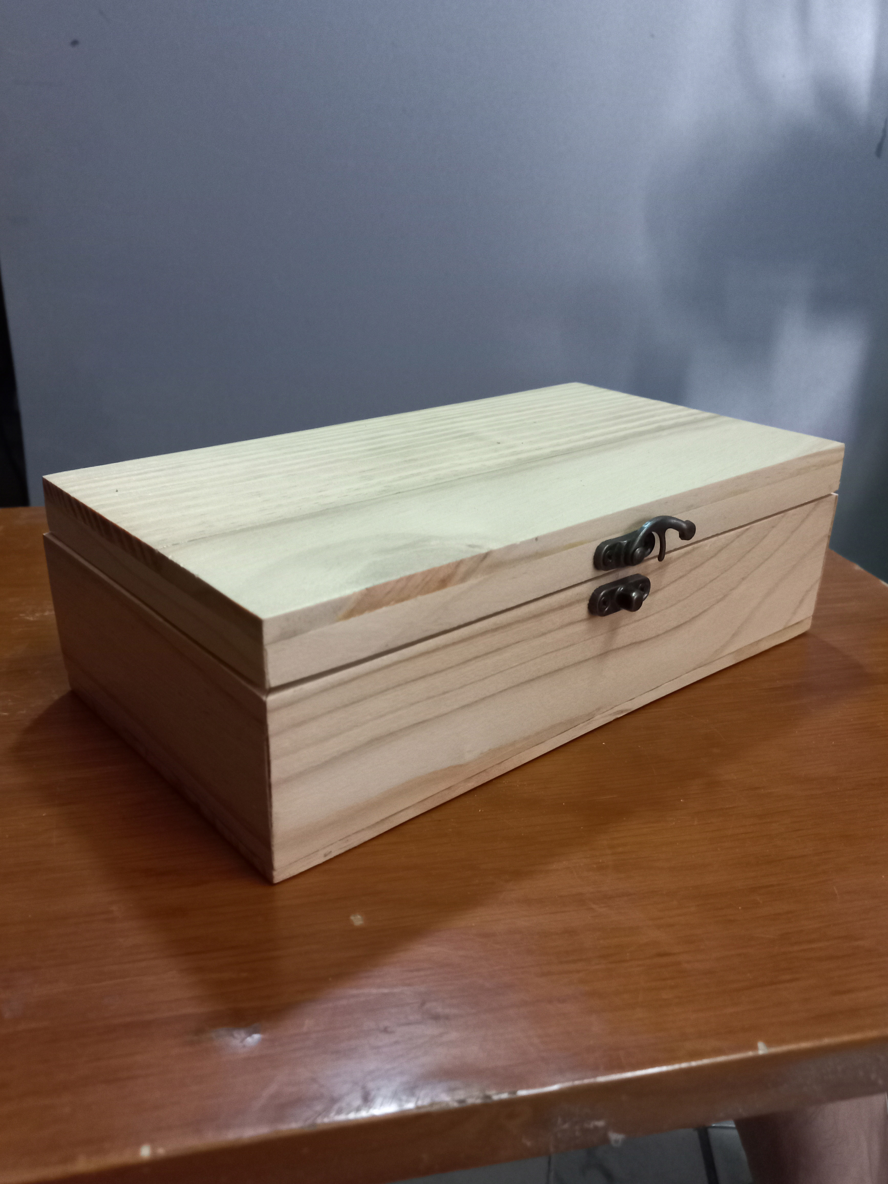 hộp gỗ thông đựng đồ linh tinh trên bàn làm việc