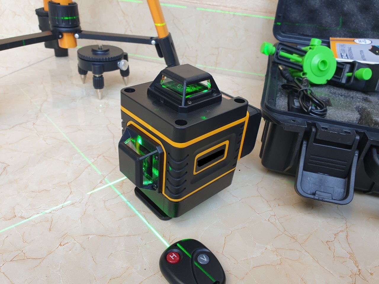 Máy cân mực lazer 16 tia xanh 3D - 360 độ,có điều khiển từ xa, tặng kèm chân máy 1,2m và giá treo, phục vụ trong xây dựng, lắp đặt, trang trí nhà cửa
