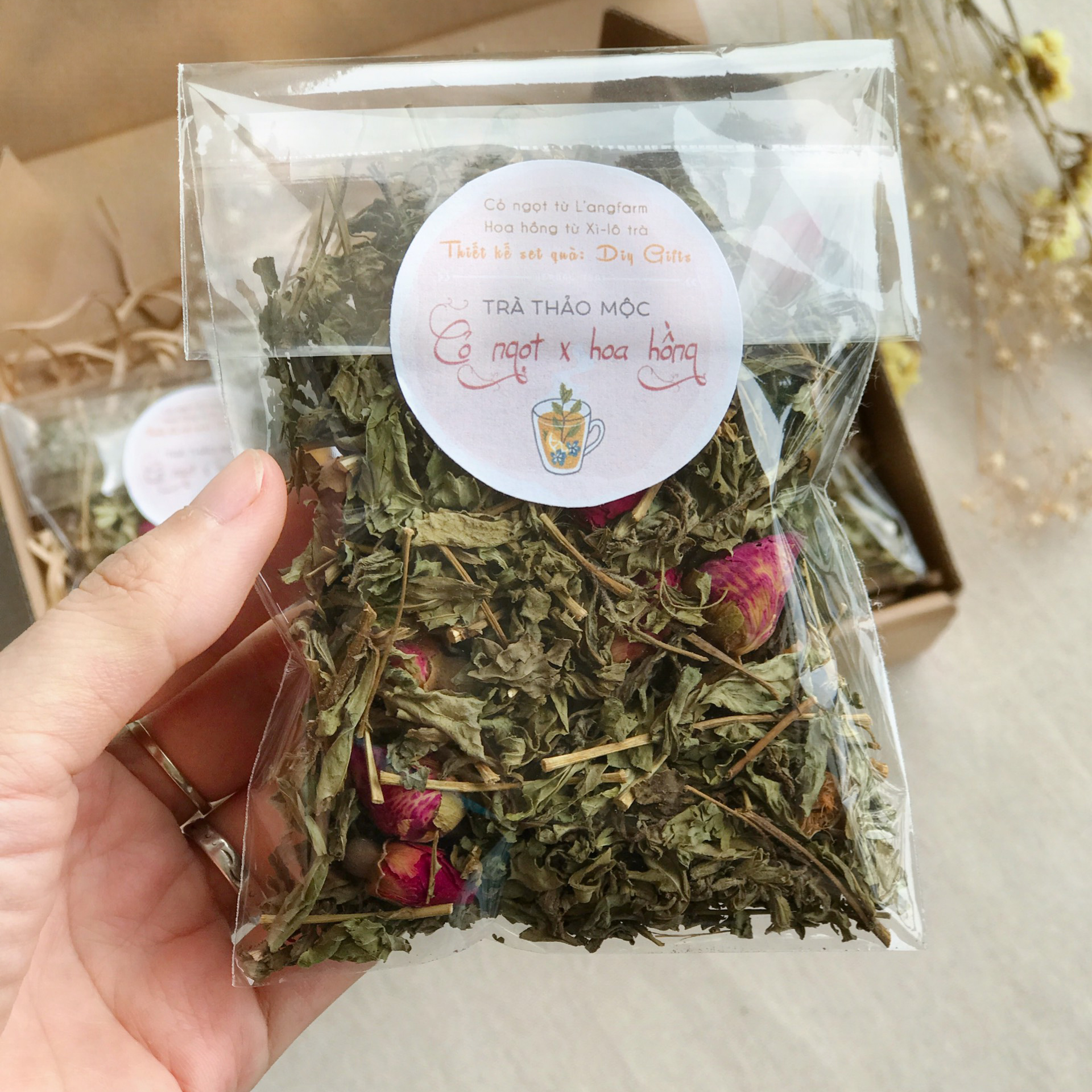 SET QUÀ TẶNG 20/11, QUÀ TẶNG THẦY CÔ GIÁO, HỘP QUÀ SỔ KRAFT, TRÀ THẢO MỘC, HOA KHÔ