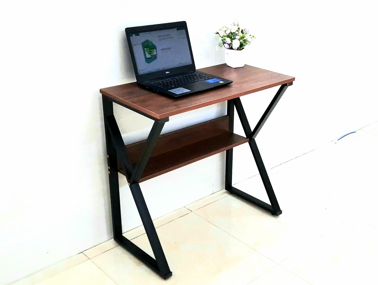 Bàn làm việc chân sắt.có kệ lửng. Chân chữ K.chân đen mặt đen. 80x40 cm