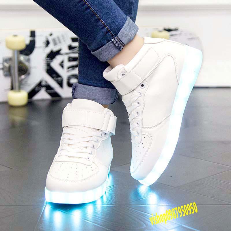 Giày Phát Sáng Màu trắng cao cổ phát sáng 7 màu 11 chế độ đèn led style hàn quốc mã GN35 Zhấp dẫn