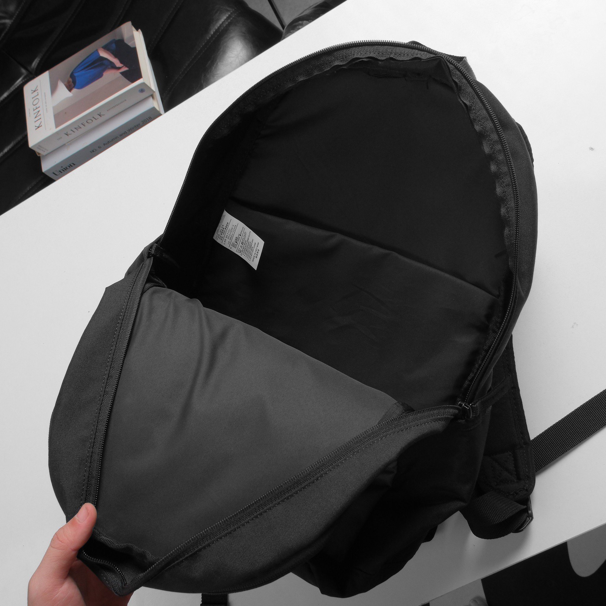Balo laptop du lịch Unisex thời trang với chất liệu 100% Polyeste kích thước vừa laptop 15 inch.