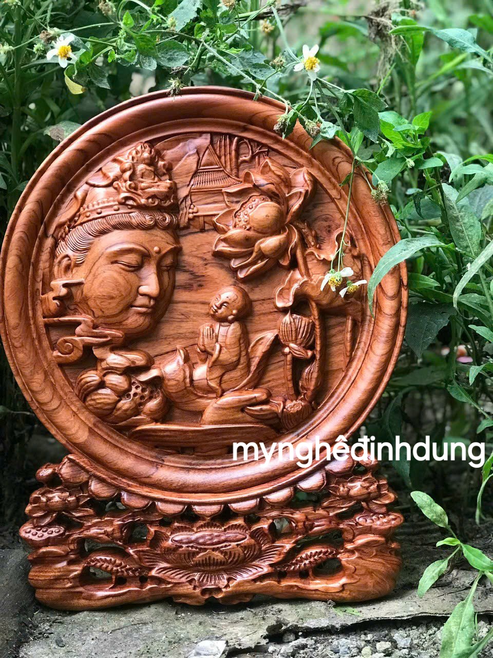 Đĩa khắc nhất tâm bái phật bằng gỗ hương đá  kt 30x30x3cm + chân đế cao tổng 38cm