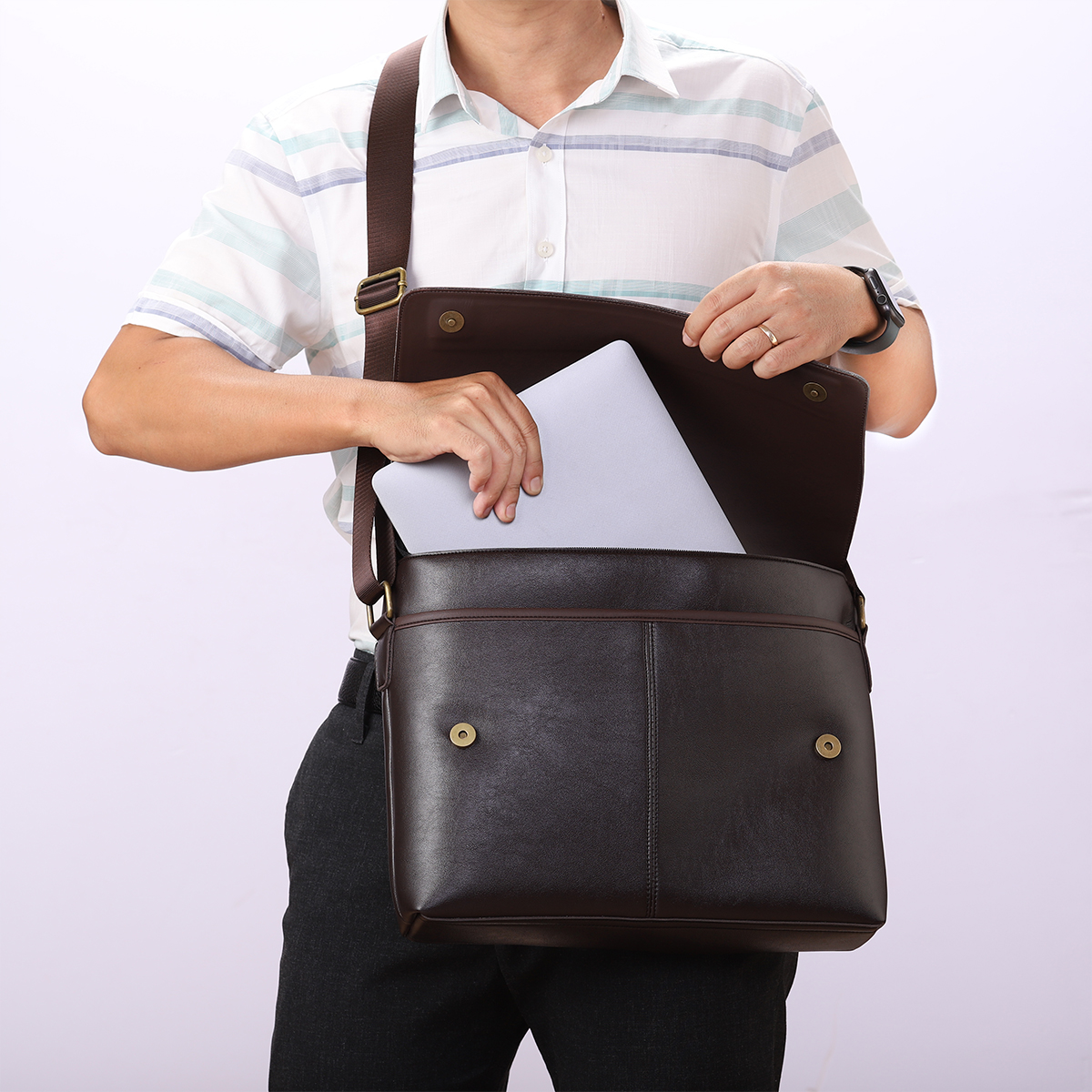 Túi Nam 4U Da Tổng Hợp Công Sở Sang Trọng DN269 (đen-nâu)