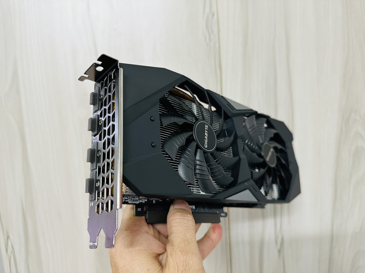 VGA (Cạc màn hình) GIGABYTE GeForce RTX 2060 SUPER WINDFORCE OC 8G (HÀNG CHÍNH HÃNG)