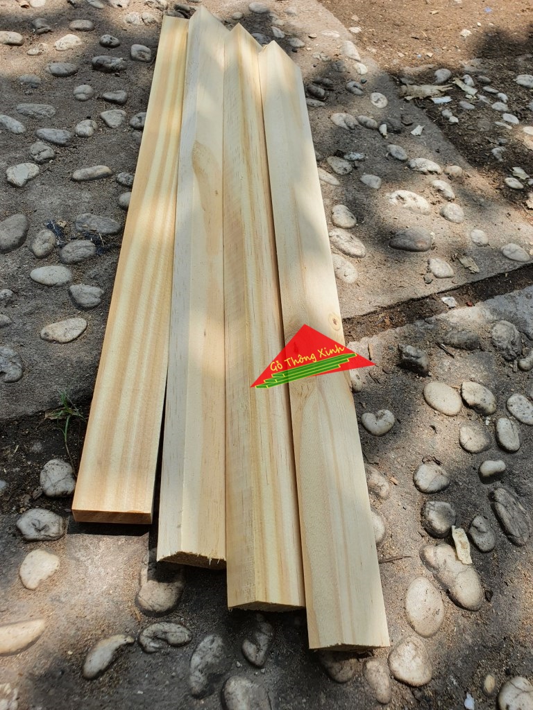 Thanh gỗ thông vuông mới đẹp dài 60cm, rộng 4cm, dày 1.5cm đã bào láng đẹp 4 mặt rất thích hợp làm nẹp, làm khung sườn