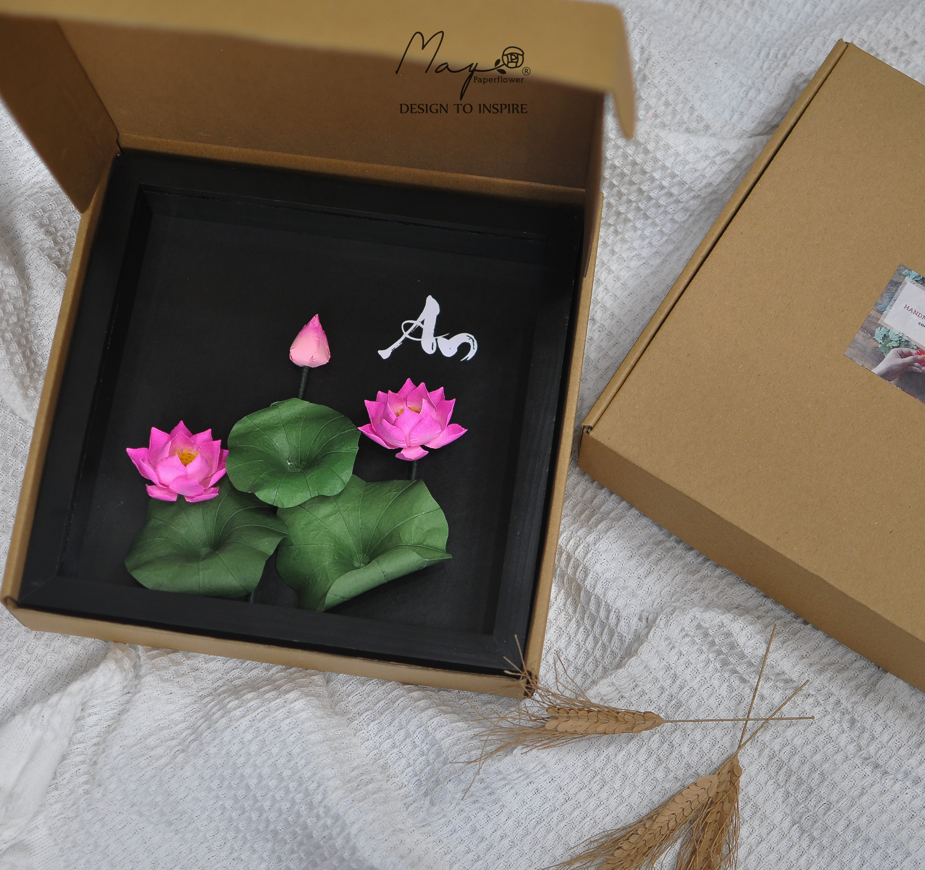 Tranh hoa giấy handmade trang trí cao cấp HOA SEN chữ  "An" 25x25 - Maypaperflower Hoa giấy nghệ thuật