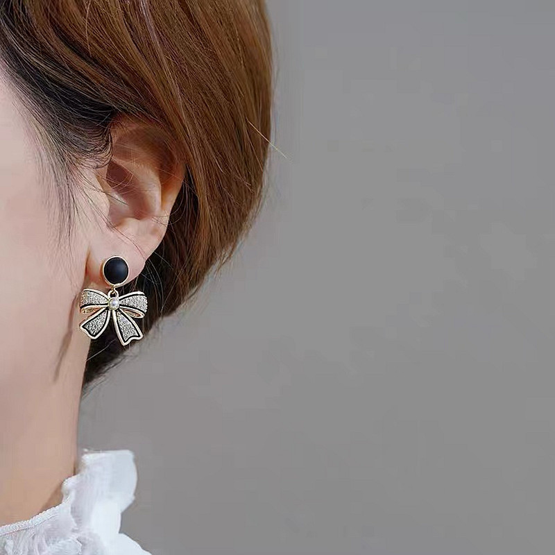 Khuyên tai nơ viền đen dạng móc ghim