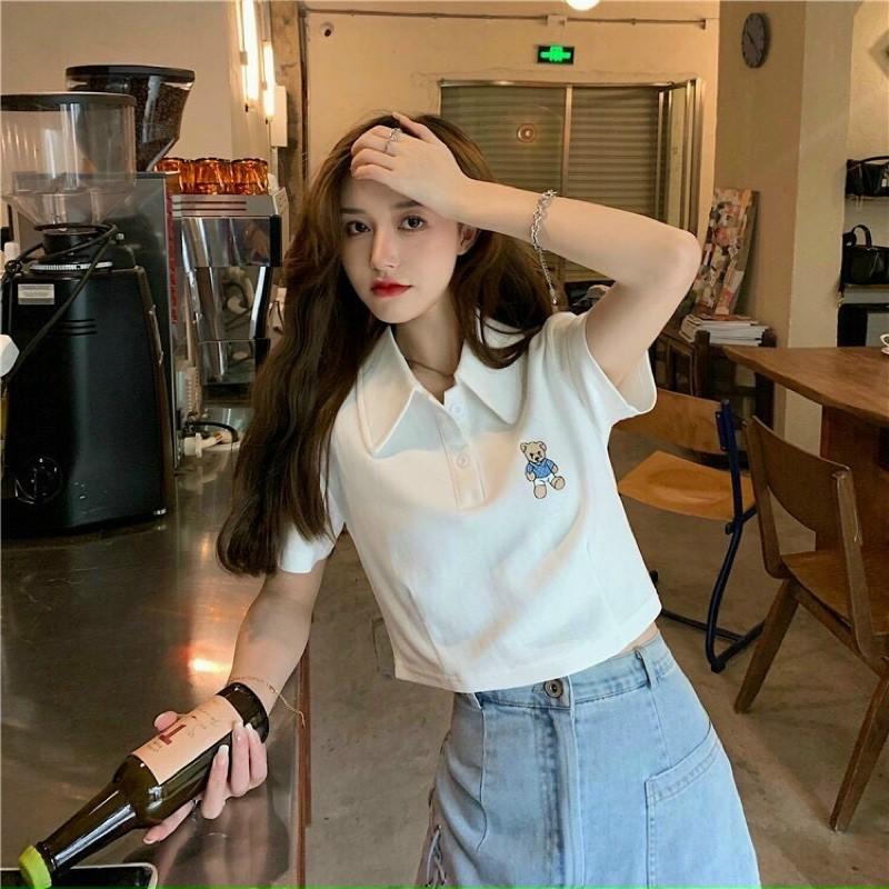 Áo crop cổ bẻ thêu gấu