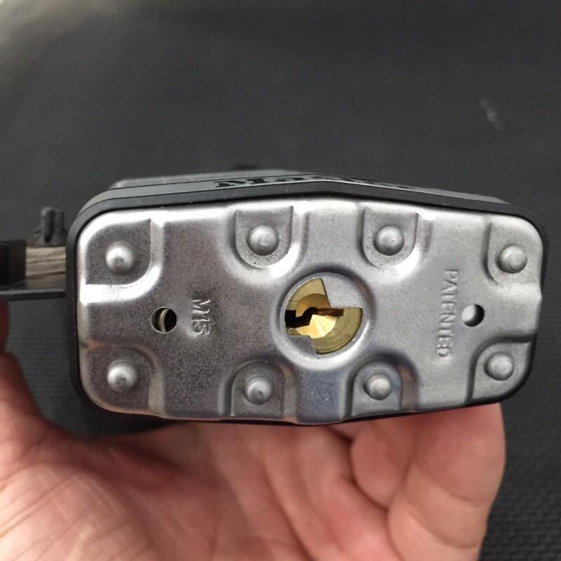 Ổ khóa chống cắt Master Lock M15 XDLF thân thép rộng 64mm