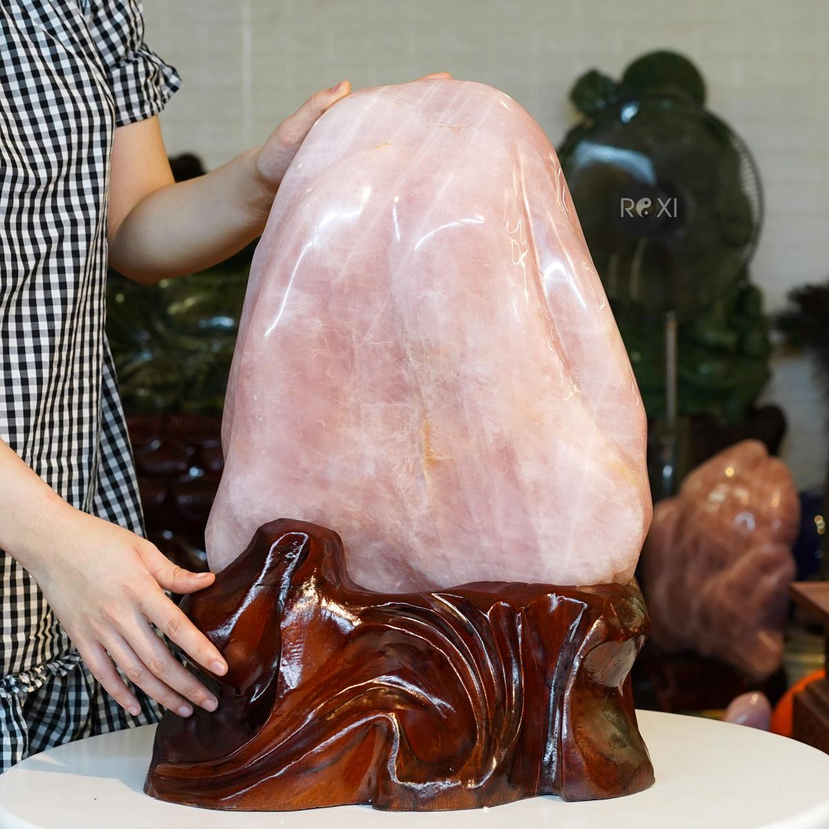 Đá trấn trạch thạch anh hồng 27,6kg - cao 50cm