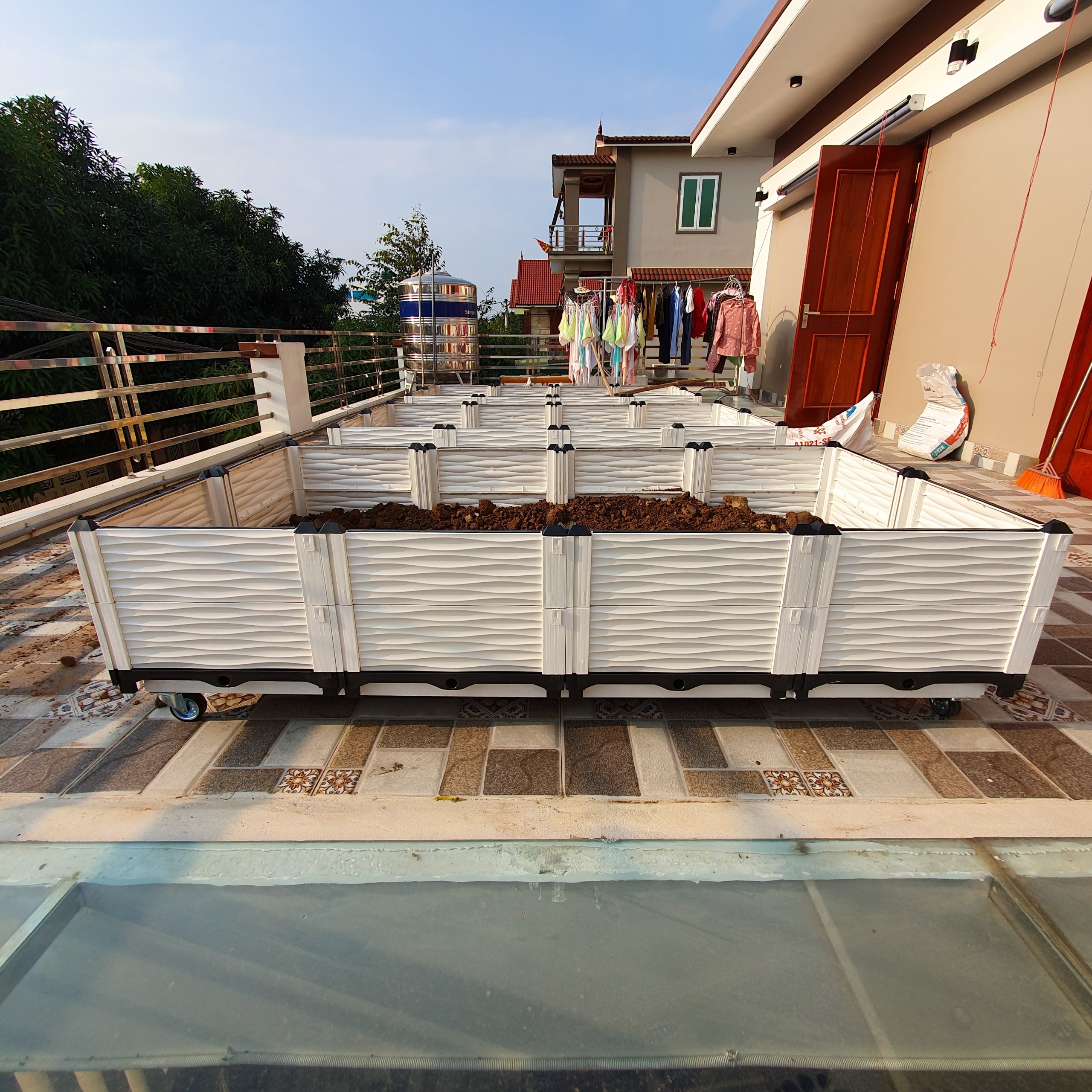 CHẬU GHÉP THÔNG MINH Cm: Bền từ 8-10 năm, phù hợp mọi cây trồng và không gian, Module tùy biến kích thước, an toàn, trọng lượng nhẹ, kết cấu chắc chắn, có khay trữ và thoát nước.