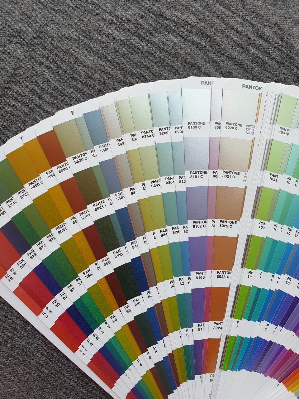 Bộ 1 thanh bảng màu Pantone C Metallics Guide GG1507A mới nhất năm 2020 - 655 màu pha PMS đầu 8 và 10 - có định lượng pha màu theo % - Ngành đồ họa in ấn - Nhập khẩu từ nhà máy PANTONE LLC tại Mỹ