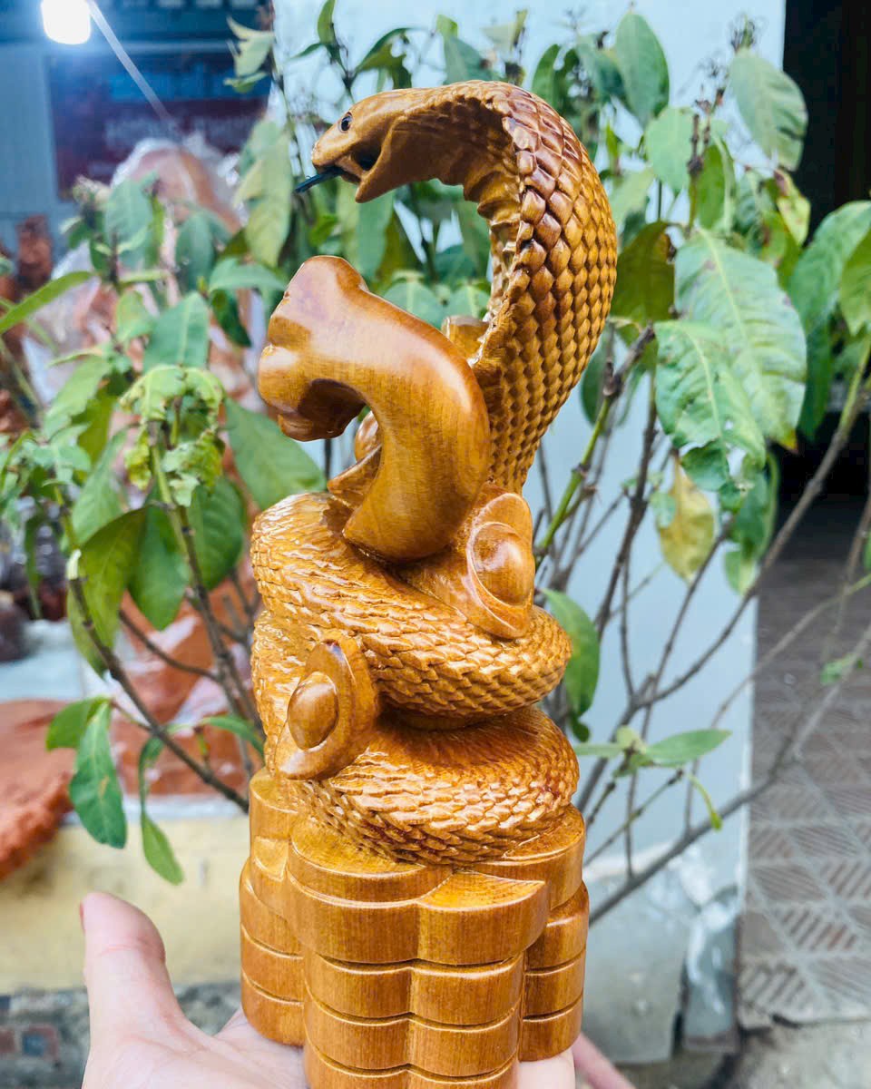 Tượng con rắn phong thủy cầu tài lộc bằng gỗ bách xanh cao 20x10x8cm