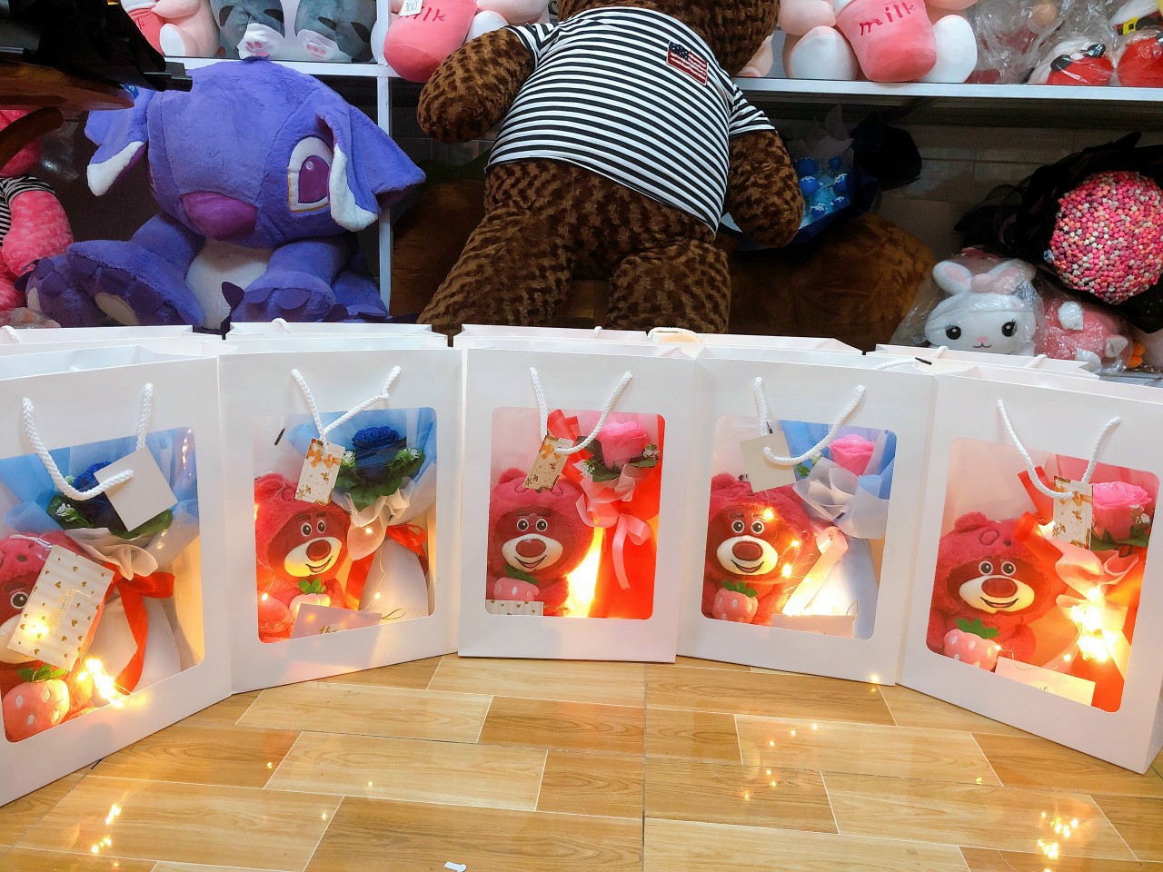 Quà tặng gấu dâu và hoa