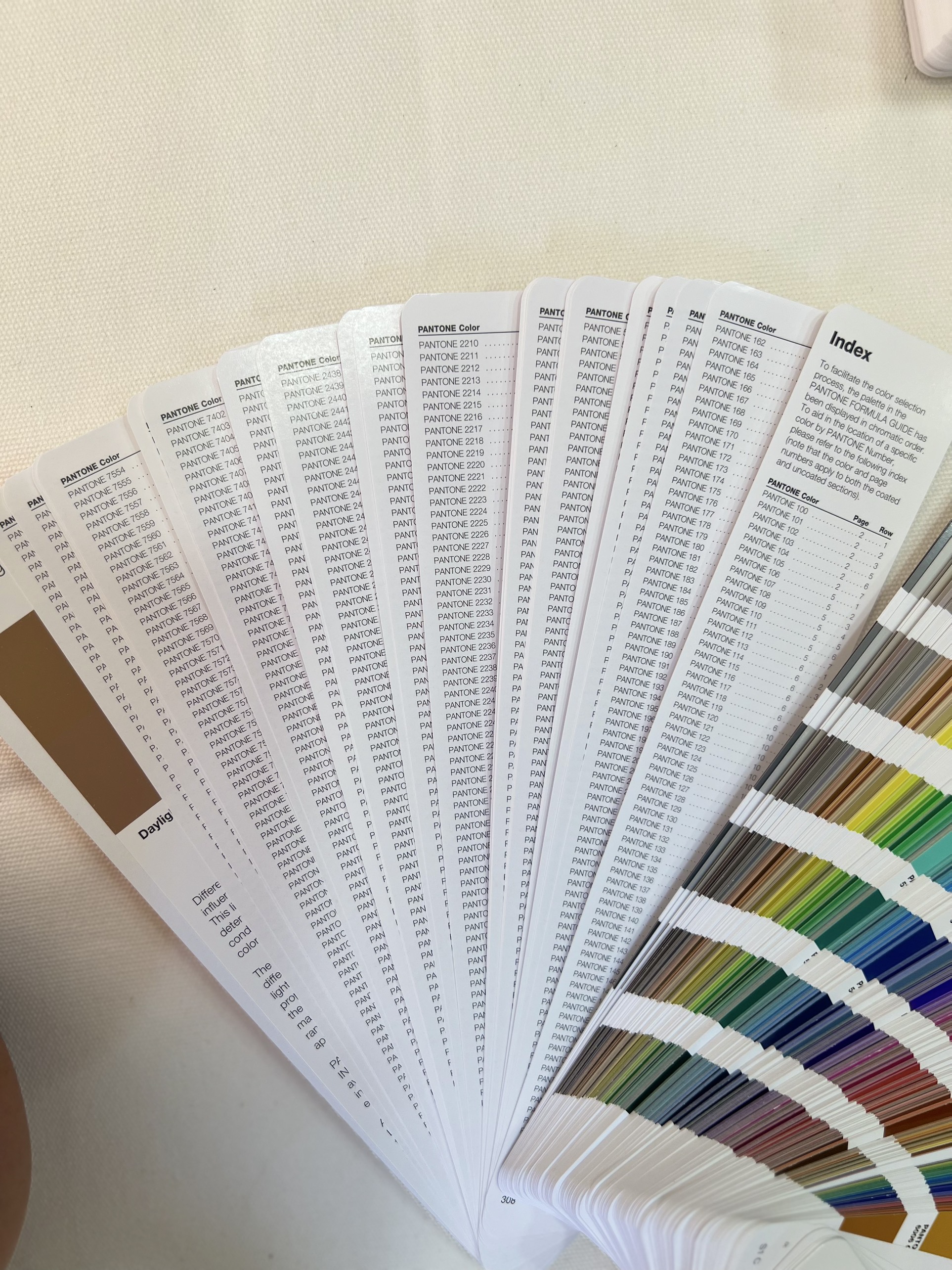 (NEW UPDATE 2023) Bộ bảng màu Pantone Formula Guide Coated Uncoated GP1601B - Phiên bản mới năm 2023 - Tái bản năm 2022 - Tăng 224 màu PMS và 5 màu mực gốc mới - Tổng 2390 màu PMS đầu 1-7