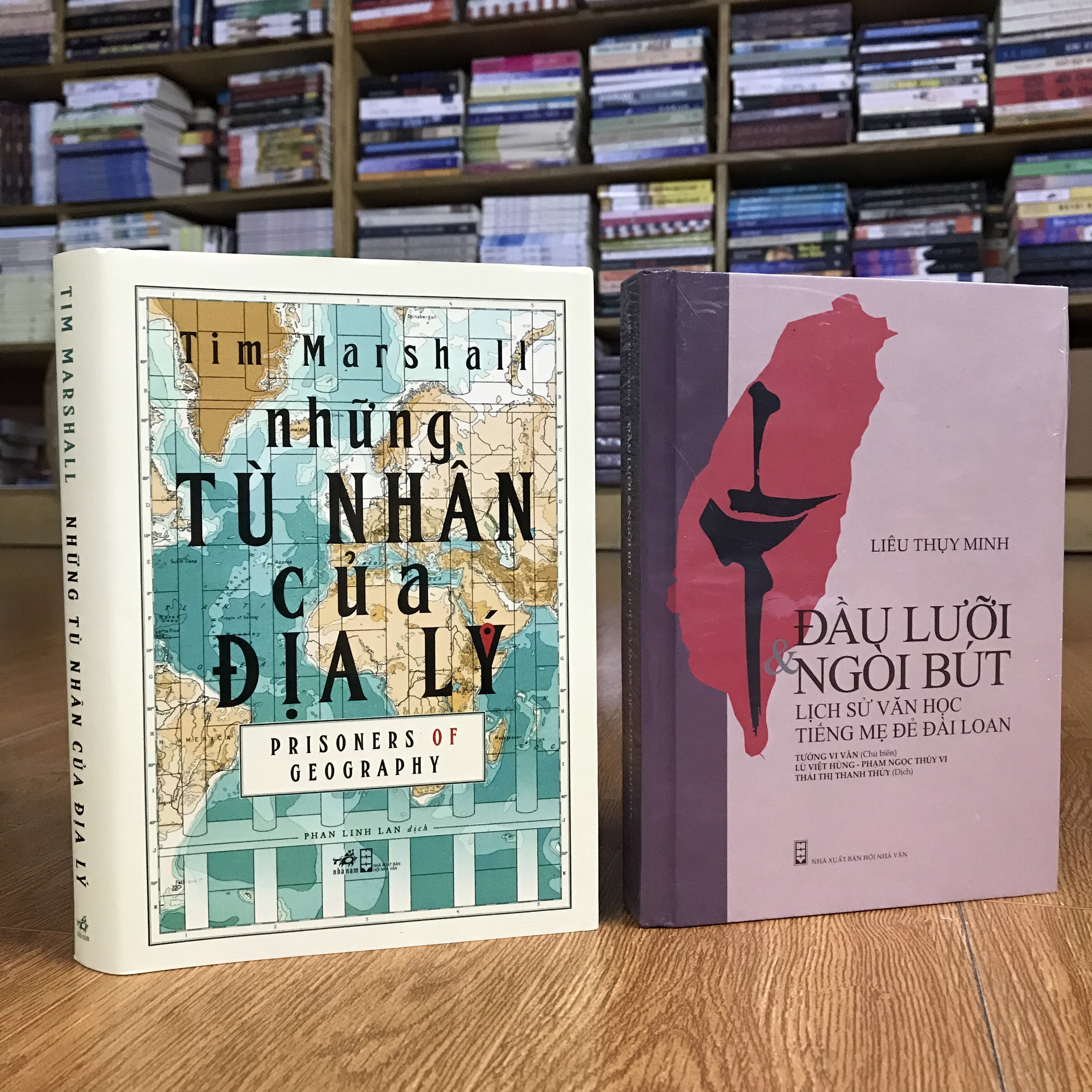 Combo sách khảo cứu hay: Những tù nhân của địa lý + Đầu lưỡi và ngòi bút  (bản bìa cứng tặng kèm bookmark)