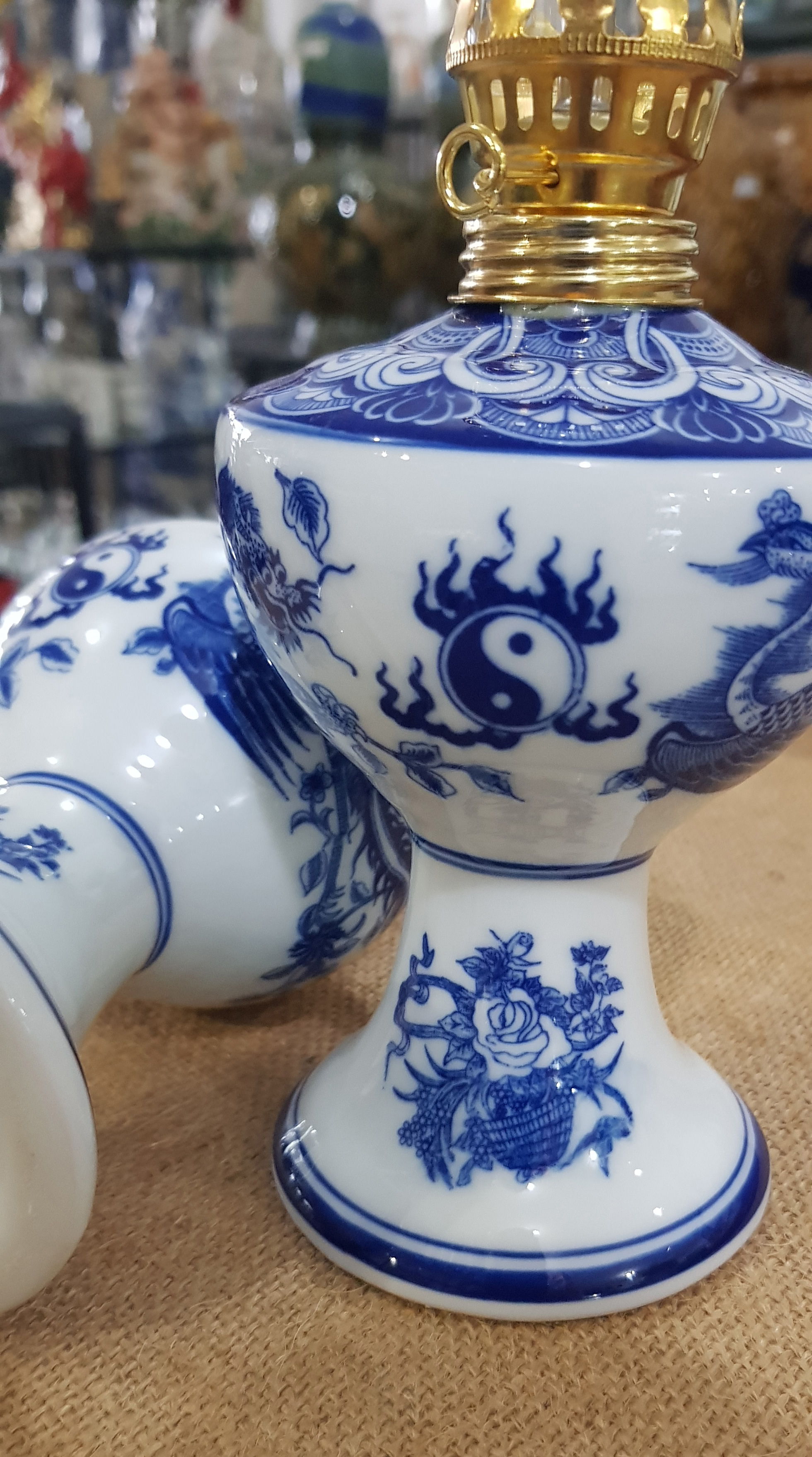 Đèn thờ màu xanh lam - Gốm Bát Tràng