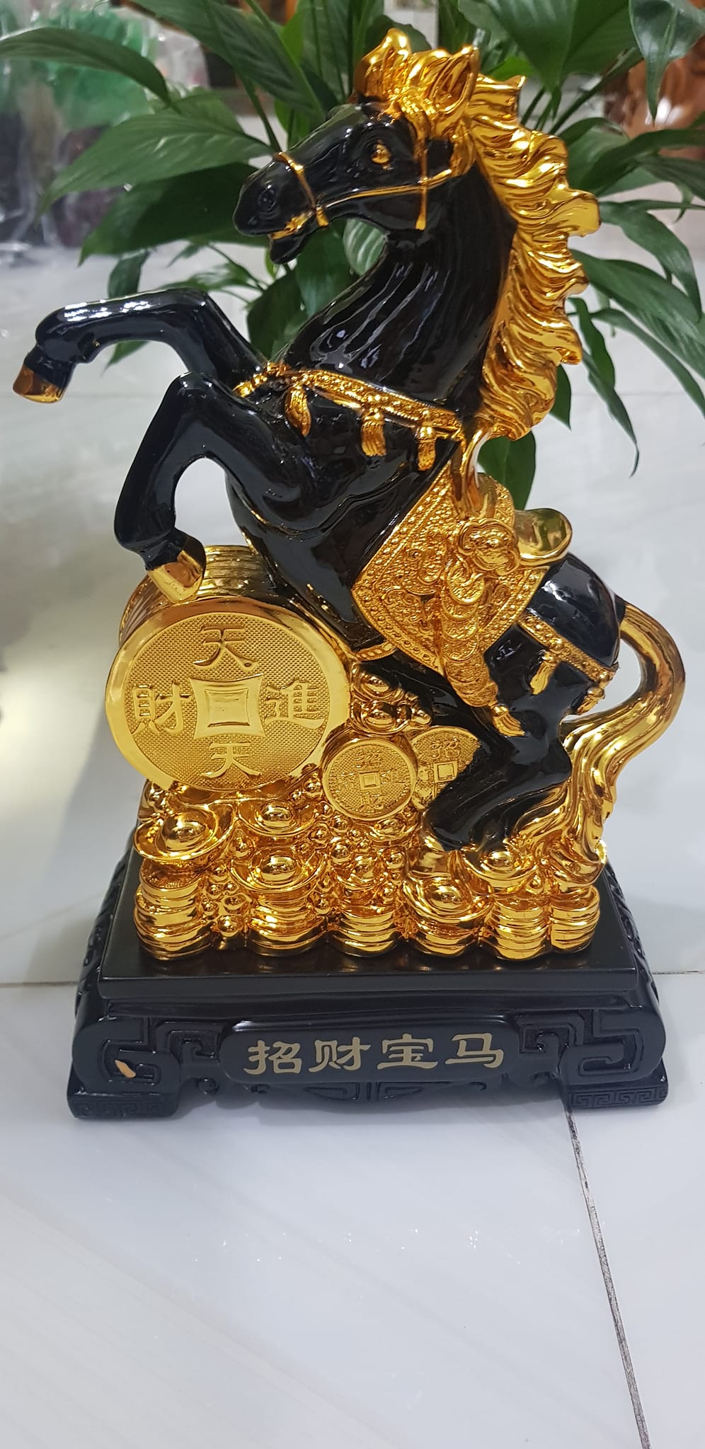 Tượng Ngựa Đen Hay Hắc Mã Phong Thuỷ Đứng Tiền Đế Gỗ Mới đẹp Cao 33cm Ngang 21cm Sâu 11cm Ý nghĩa biểu tượng Thành Công Tài Lộc mệnh Thuỷ mệnh Mộc trưng phòng khách nhà , công ty, bàn làm việc , quà biếu tặng ạ