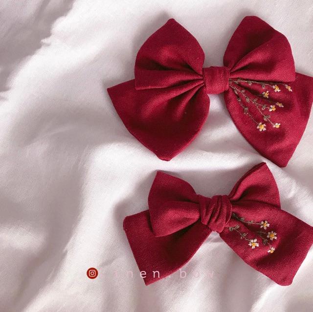 Nơ linen đỏ đô thêu hoa cúc
