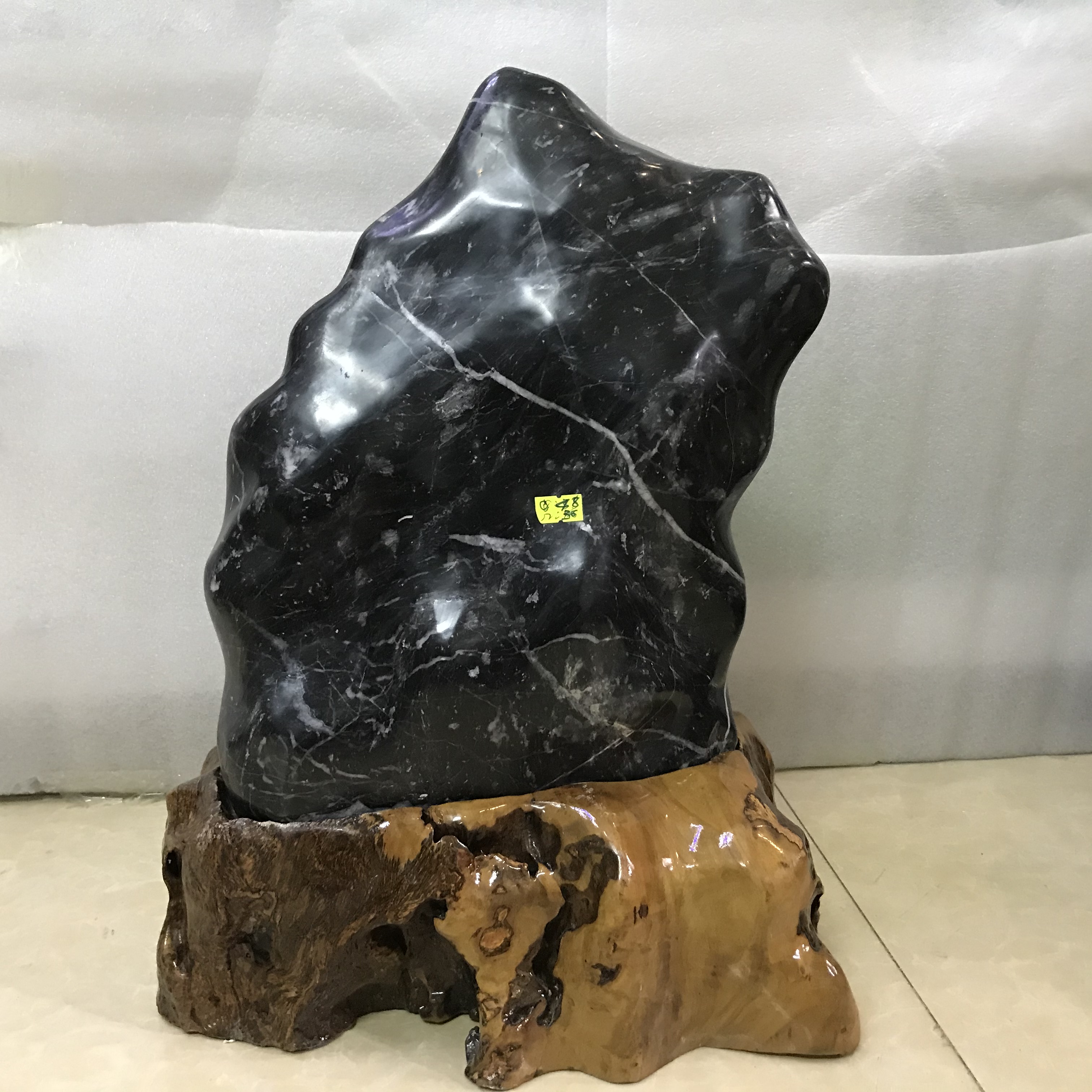 Cây đá tự nhiên, trụ đá màu đen nặng khoảng 25 kg cho người mệnh Mộc và mệnh Thủy CAO46xnang25kg