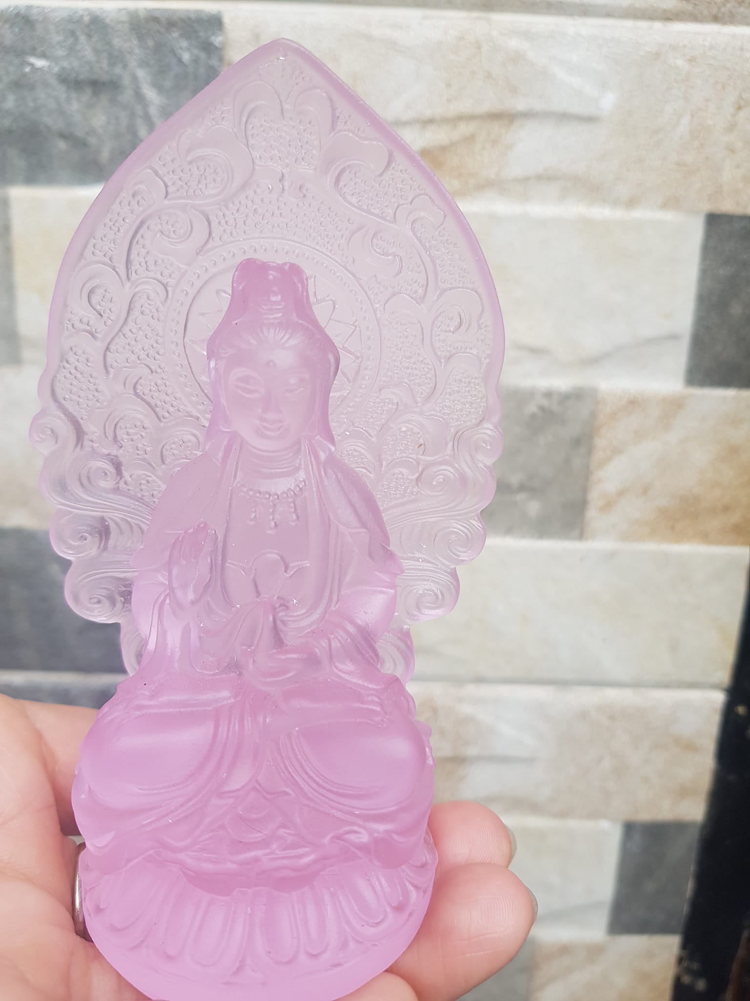 TƯỢNG PHẬT BÀ QUAN ÂM MỚI ĐÁ LƯU LY HỒNG HỒNG ĐỂ TRONG XE HƠI hoặc BÀN cao 12cm x đk 7cm x đế 5cm Hợp Anh Chị Mệnh HỎA mệnh THỔ ạ