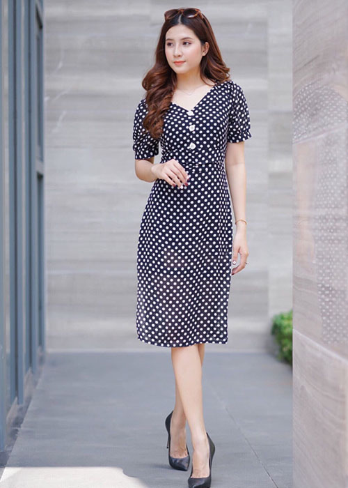 Váy xuông đính nút đỏ ghi