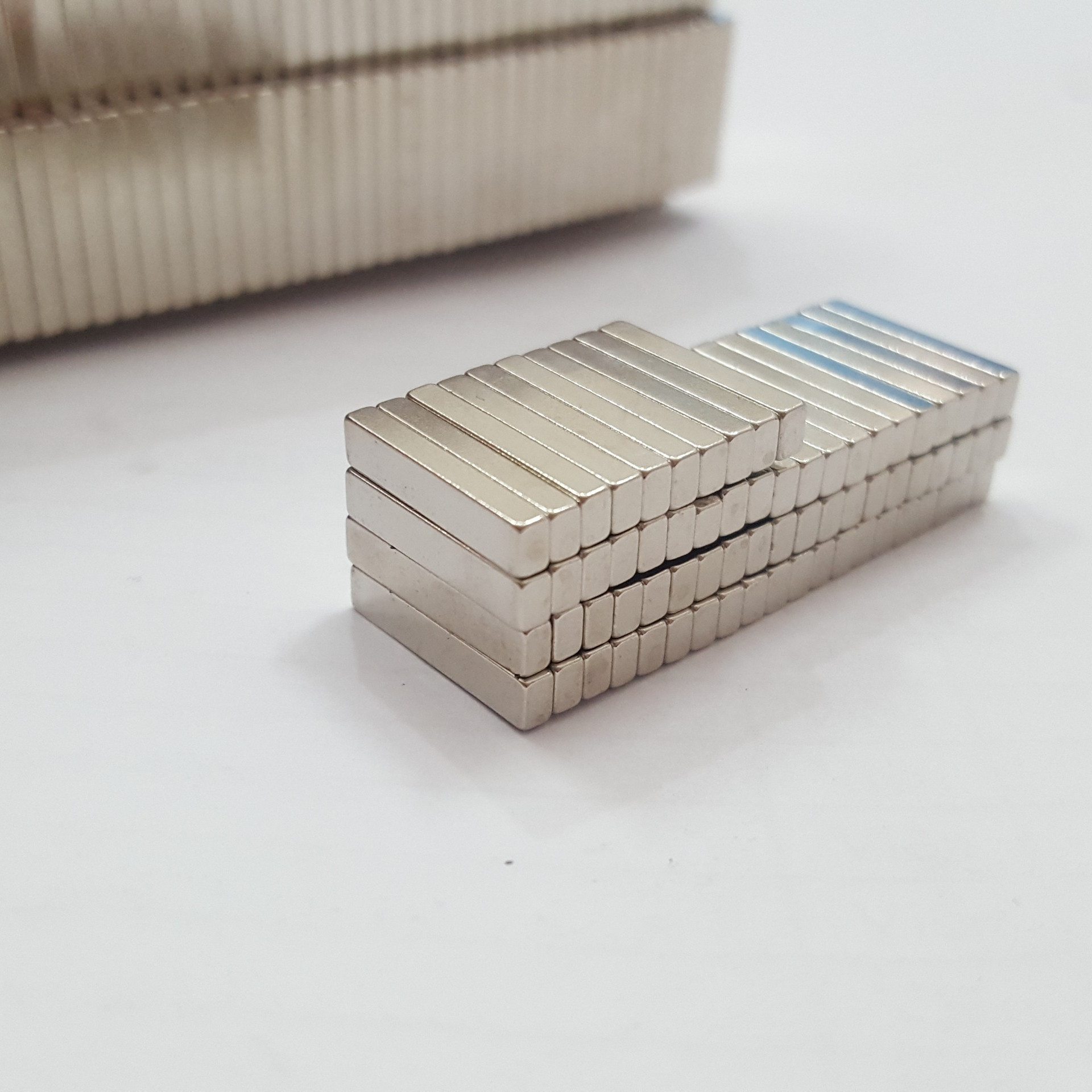 Nam châm viên trắng đất hiếm 15x3x2mm