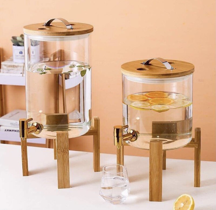 BÌNH THỦY TINH CÓ ĐẾ GỖ, VÒI VẶN TIỆN LỢI ĐỰNG NƯỚC HOA QUẢ, ÉP TRÁI CÂY CRYSTAN - VD705