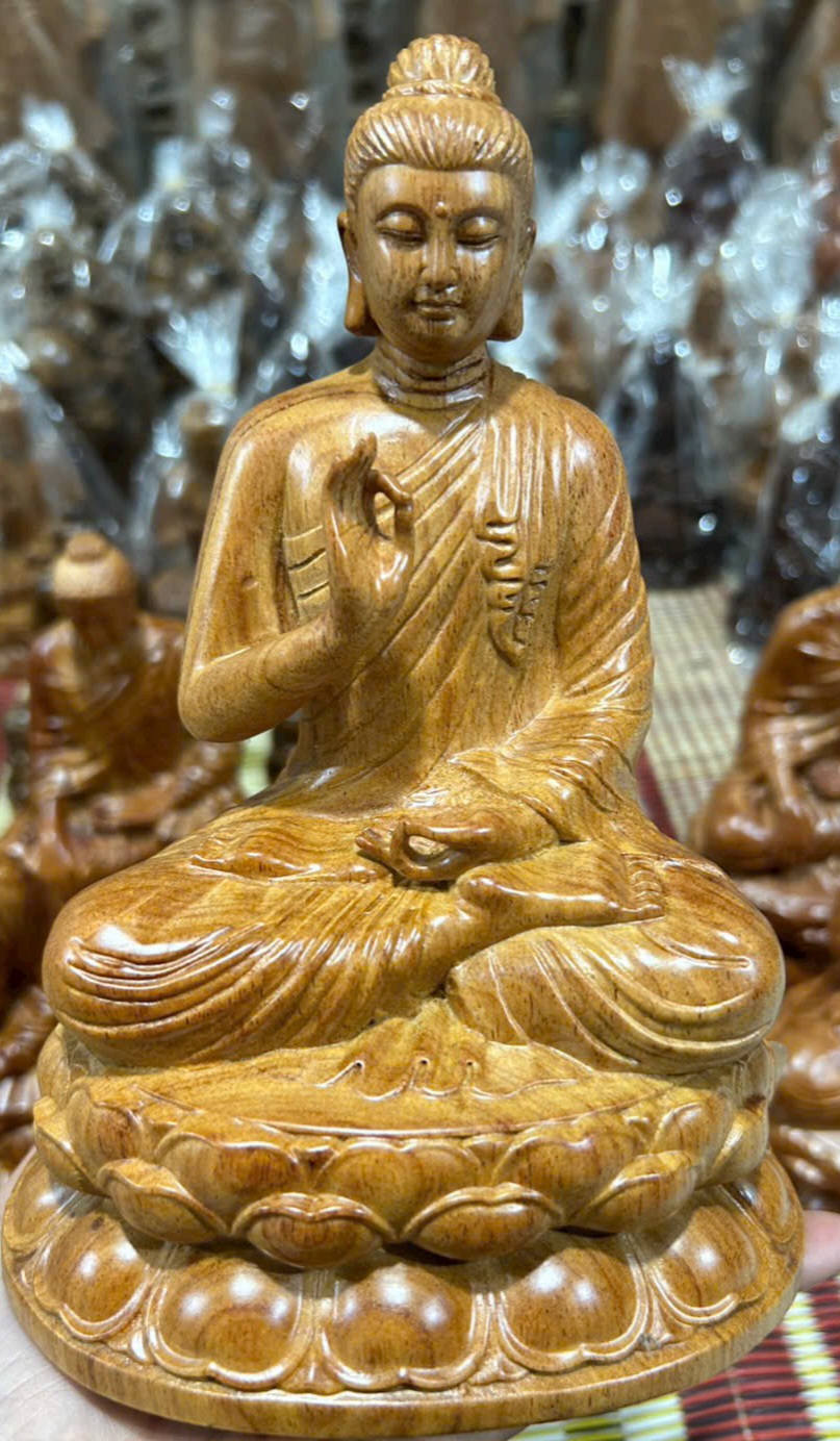 Tượng phật thích ca mẫu ni bằng gỗ bách xanh thơm núc cao 15x10x8cm