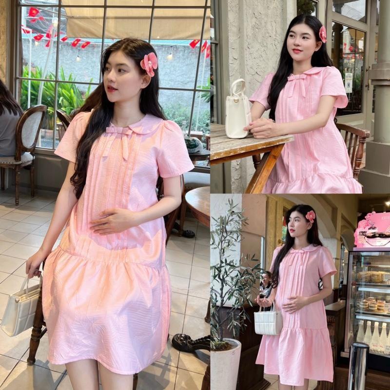 Đầm bầu tiểu thư cổ sen đính nơ vải gấm lụa gân 3D thanh lịch, sang trọng - Kem