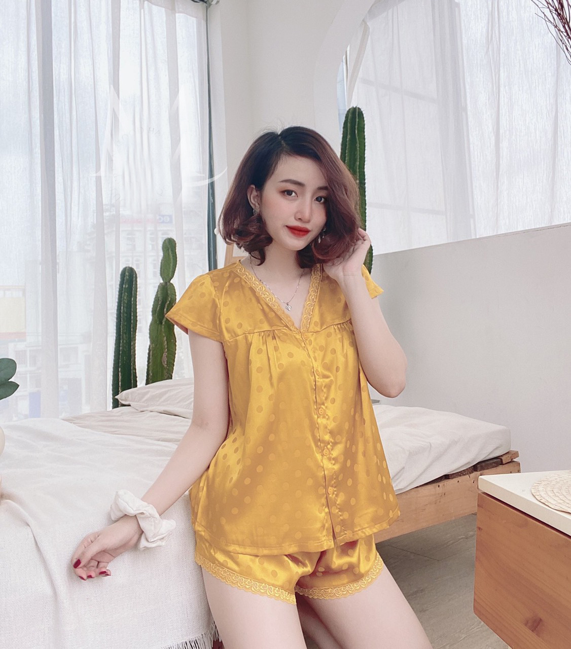 Đồ Mặc Nhà, Đồ Bộ Nữ Đùi, Cổ Tim Ren Chất Lụa Tơ Mát, Mịn - Vàng