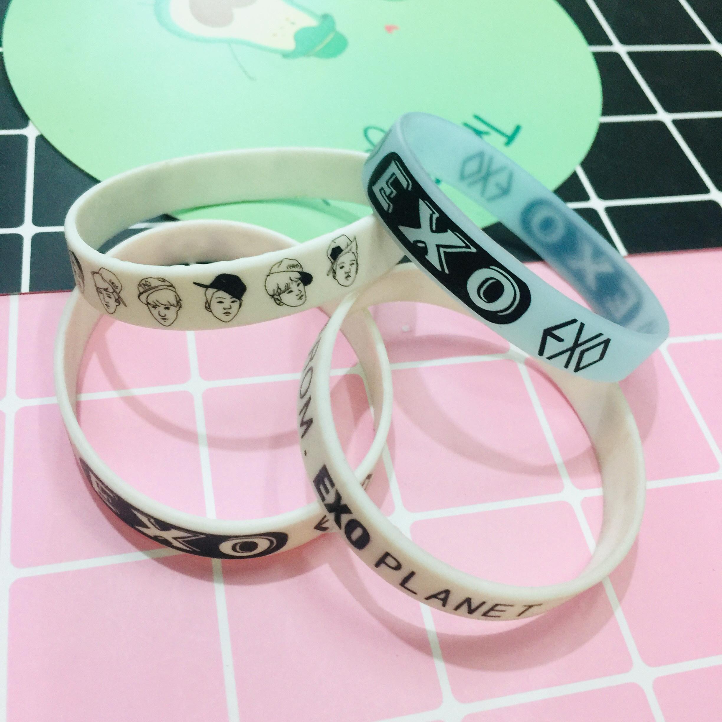 VÒNG TAY. LẮC TAY CAO SU EXO KPOP COMBO 3 CÁI giao ngẫu nhiên