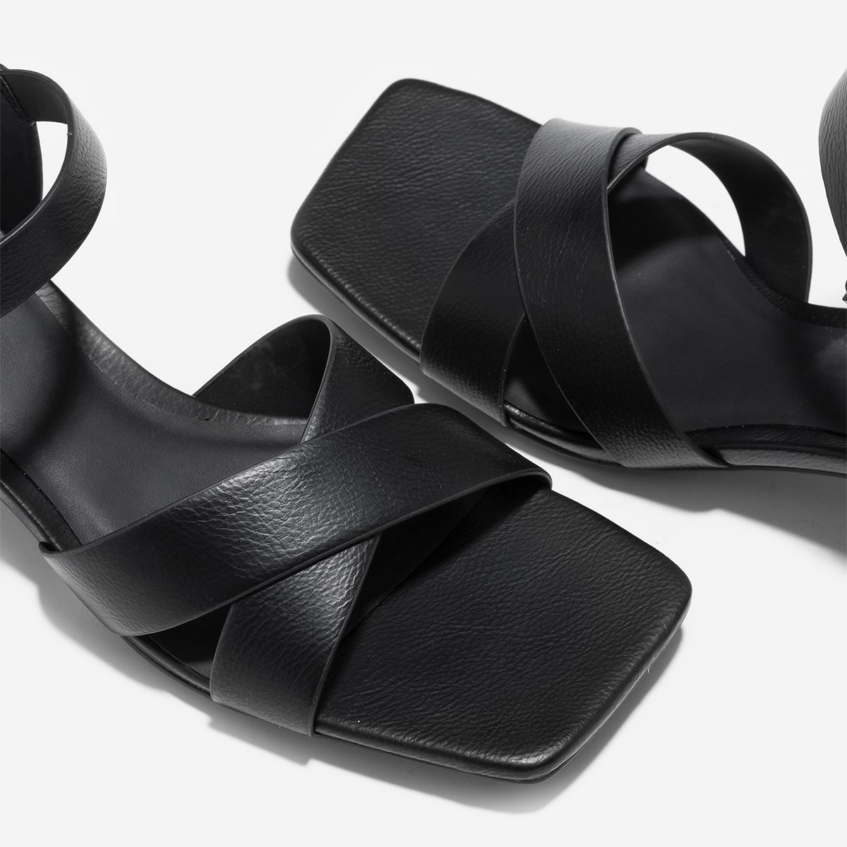 Giày sandals quai chéo nhấn đế metallic - SDN 0789