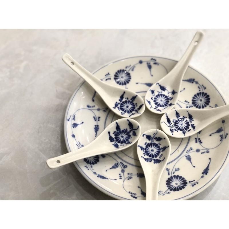 Tay Vẽ Nĩa Dao Và Muỗng Trang Trí Công Phu Hình minh họa Sẵn có  Tải xuống Hình  ảnh Ngay bây giờ  Ba vật thể Bàn  Đồ nội thất Bạc  iStock
