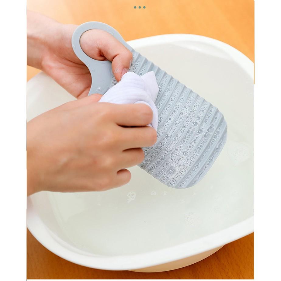Miếng chà bằng nhựa hỗ trợ giặt quần áo tay tiện dụng